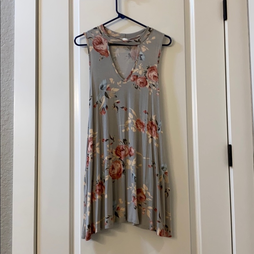 Blue floral dress has pockets